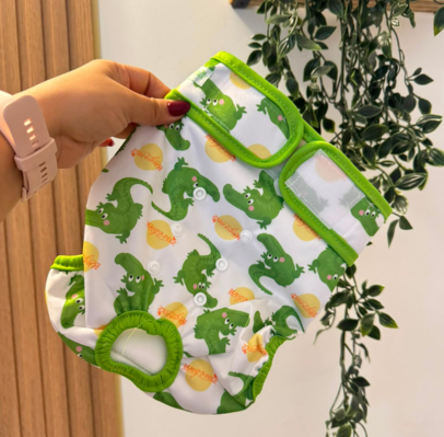Pañal mascotas talla L color blanco con verde de cocodrilos