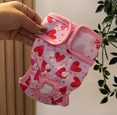 Pañal mascotas talla S color rosa de corazones